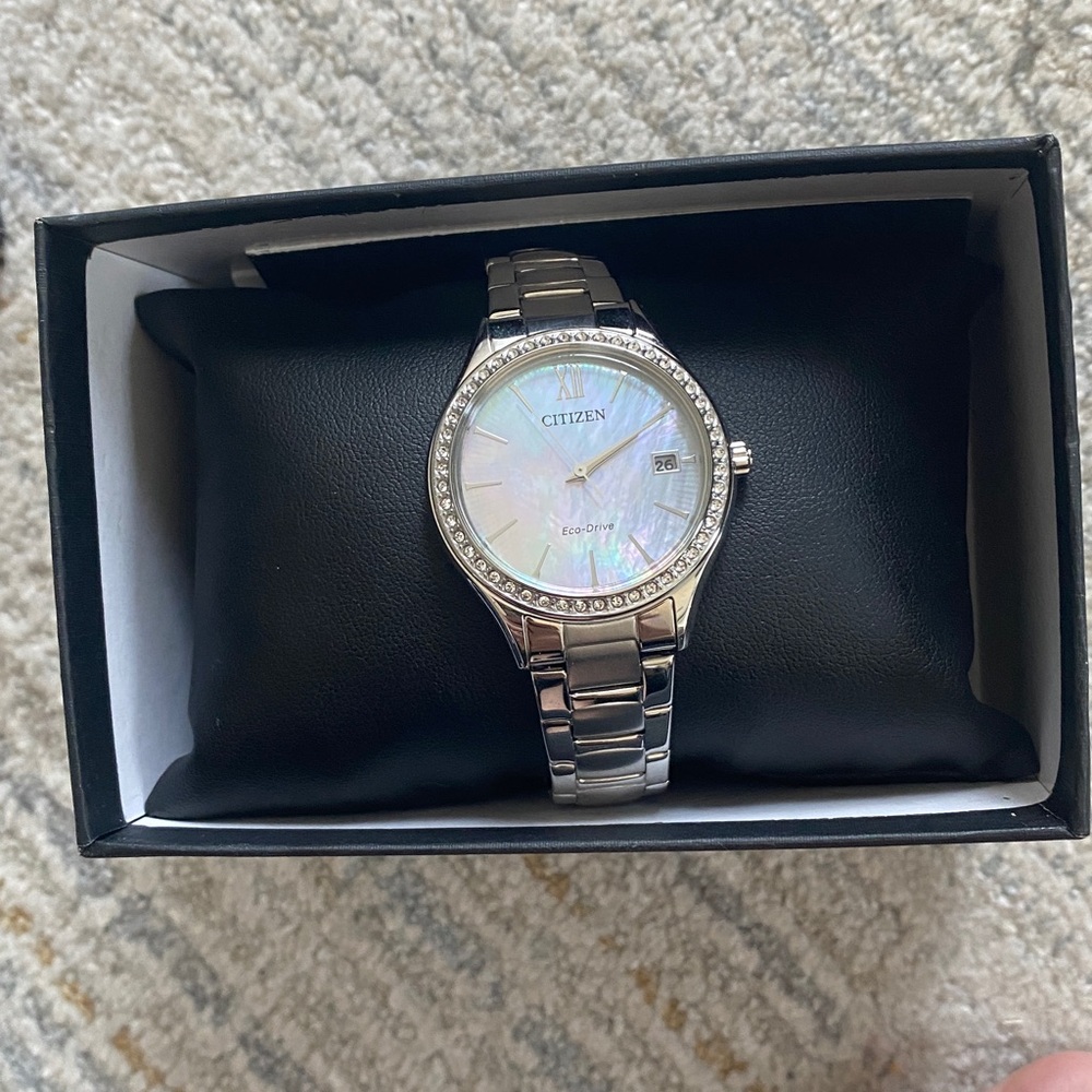Citizen Eco Drive Stainless Steel Shell 🐚 Style Watch
Japan Movement Gem Ring